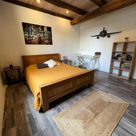 Ferienhaus Charmante Maison Attenante Avec Jardinet Prive Tousson