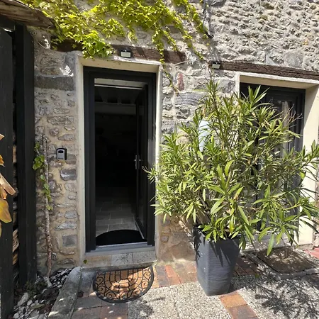 Ferienhaus Charmante Maison Attenante Avec Jardinet Prive Tousson