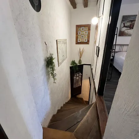 Charmante Maison Attenante Avec Jardinet Prive *