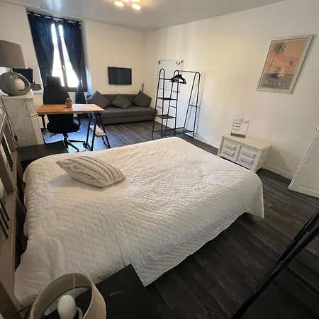 Charmante Maison Attenante Avec Jardinet Prive Ferienhaus Tousson